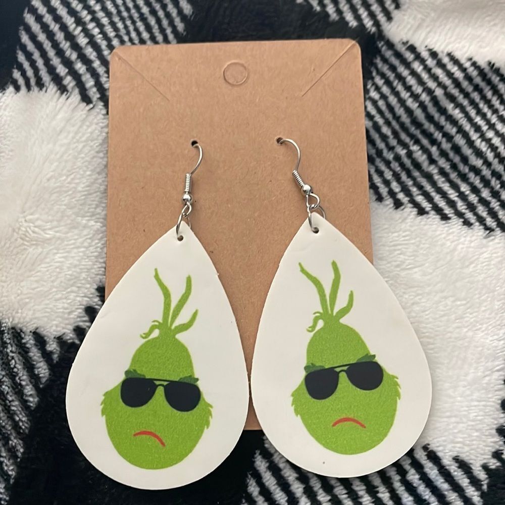 🎈3/$15🎈NEW Grinch Christmas faux leather earrings